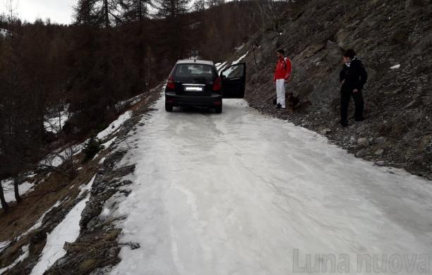 Auto bloccata dal ghiaccio sulla strada del lago Nero