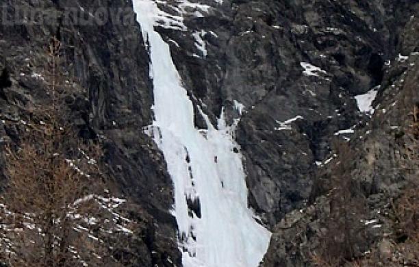 Cade dalla cascata di ghiaccio, si frattura una gamba