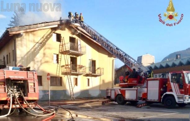 Brucia il tetto, condominio evacuato a Bardonecchia