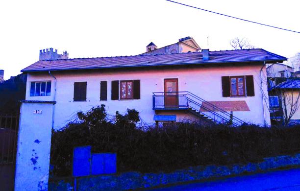 San Giorio, entra in casa e scaccia i due ladri