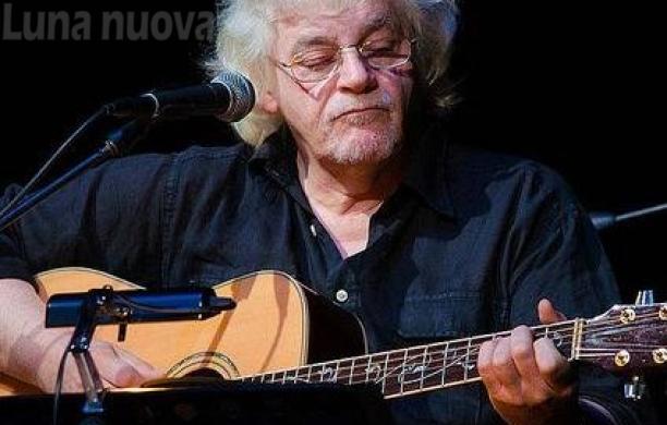 Voce e chitarra: l’omaggio di Cotto a De Andrè