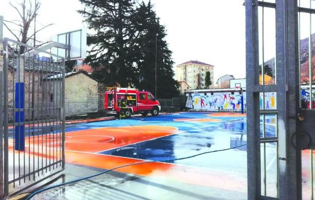 Condove, tra bacheche rotte e auto danneggiate
