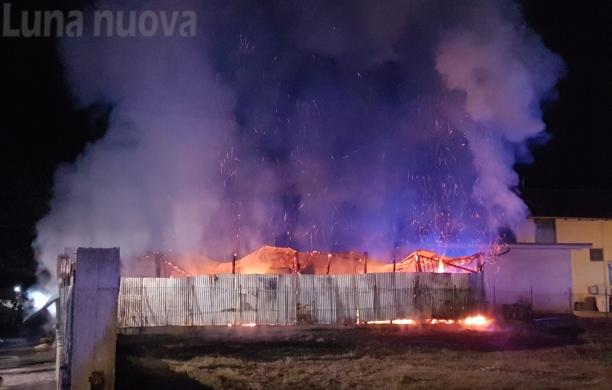 S.Antonino: in fiamme un capannone sulla statale 25