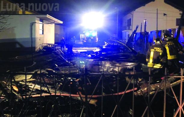 S.Antonino: il fuoco distrugge un magazzino sulla statale 25