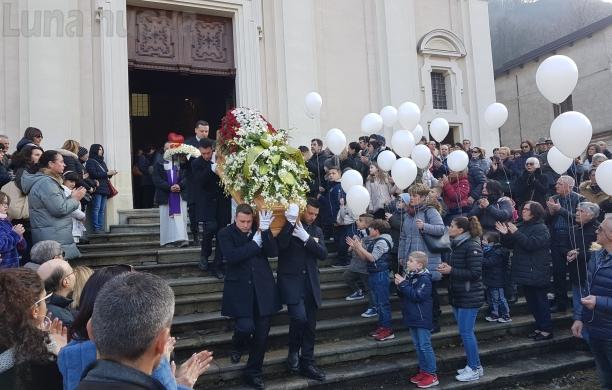 Chiusa Michele: palloncini in cielo per l'ultimo abbraccio a Maura Viceconte