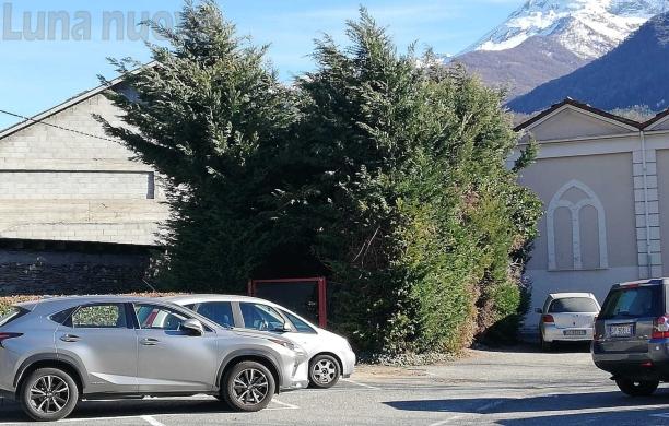 Va al cimitero, le rubano il navigatore dall'auto