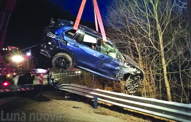 Volano con il Suv in Dora, salvi per miracolo