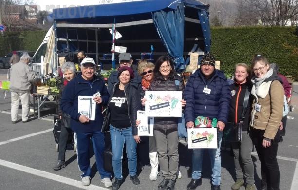 I volontari al mercato