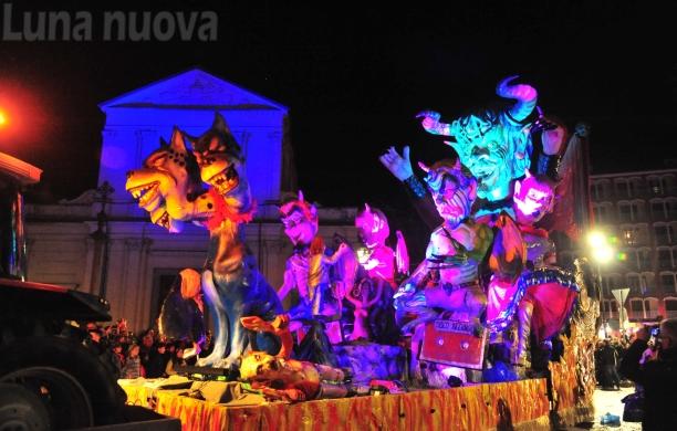 Giaveno, un bagno di folla per il primo carnevale notturno "ufficiale"