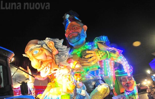 Giaveno, il carnevale raddoppia: successo della sfilata dei carri in notturna