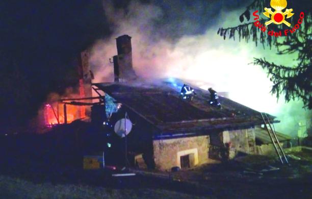 Inferno di fuoco a Champ Quartier, quattro baite bruciate