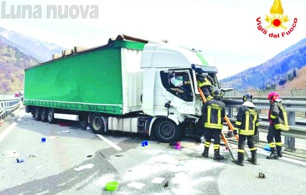 L'autista ha un malore, autostrada bloccata per quattro ore