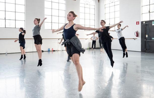Frammenti di gesti e dialogo in danza. Torino e Glasgow si trovano in scena