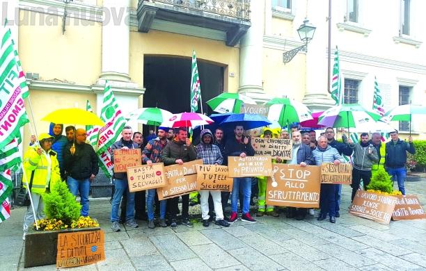Gli operai di Ok Gol assediano il municipio di Susa