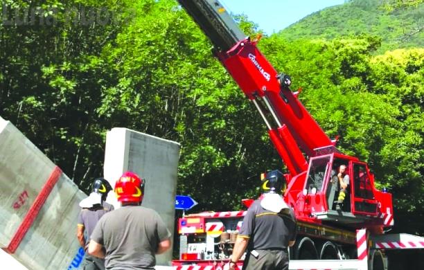 Il camion perde due conci nel tornante, tragedia sfiorata