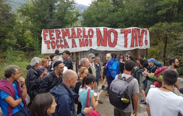I No Tav aprono il varco e assediano il cantiere