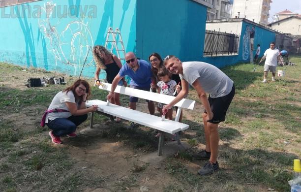 Alpignano, genitori, ragazzi e insegnanti rimettono a nuovo il parco della Gramsci
