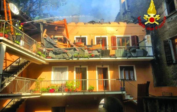 Fiamme nel centro storico, evacuate 16 persone
