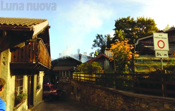 Bruciano tetto e sottotetto, famiglia evacuata