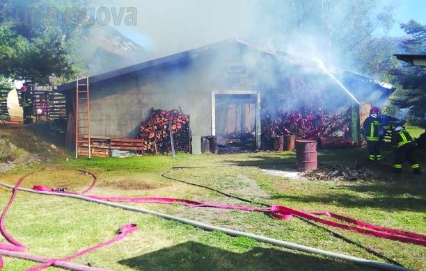 Savoulx, brucia il deposito vicino alle case