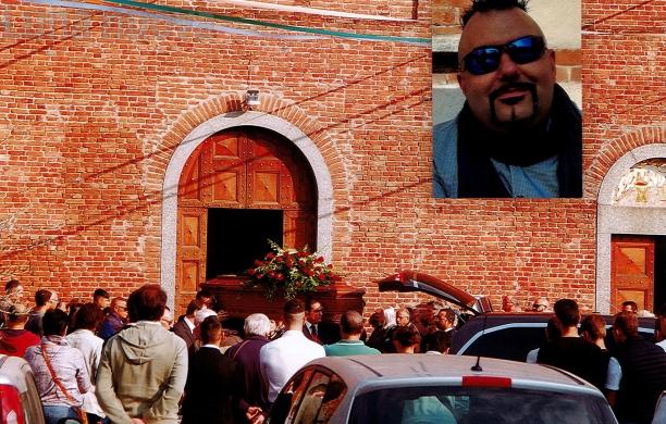 Collegno, morto dopo una tonsillectomia: chiesa stracolma per i funerali