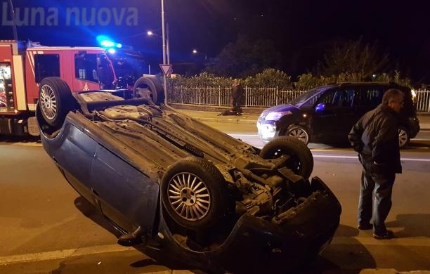 S.Antonino, auto si ribalta all’incrocio: due feriti