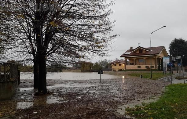 Volvera, strade sott’acqua e scuole chiuse: il fiume Chisola si riprende la pianura