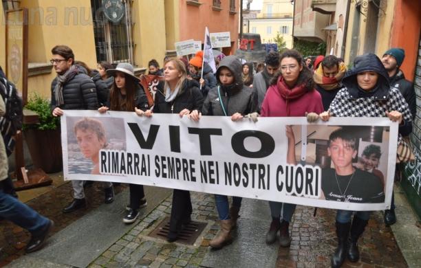 Rivoli, la pioggia non ferma la marcia in ricordo di Vito