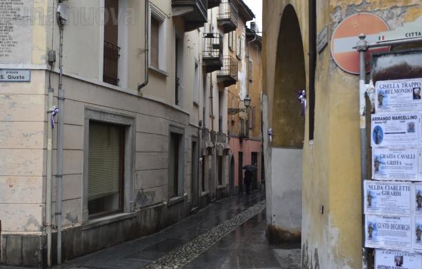 Via Francesco Rolando in contromano e sosta selvaggia