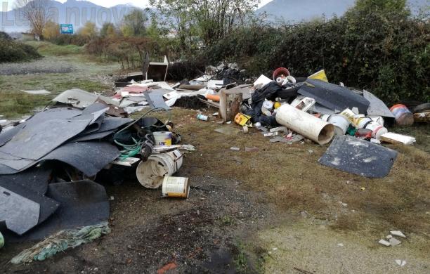 Rifiuti nei campi, 600 euro di multa