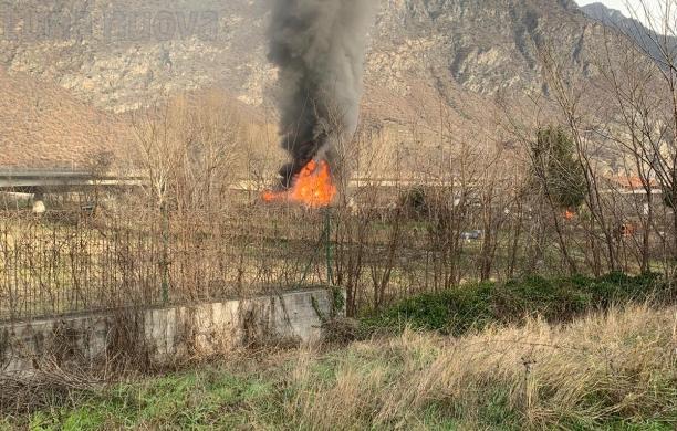 Susa, capannone in fiamme: ingenti danni ai mezzi, salvi gli animali