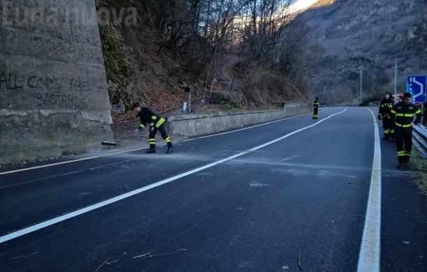 Massi sulla statale 24 il giorno di Natale