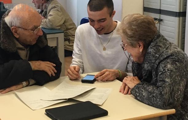 Grugliasco, i nipoti svelano ai nonni i segreti di smartphone e tablet
