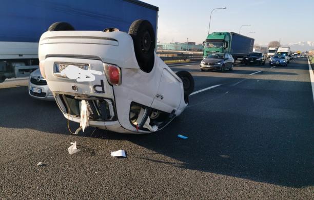 Collegno, si ribalta un'auto e la tangenziale va in tilt