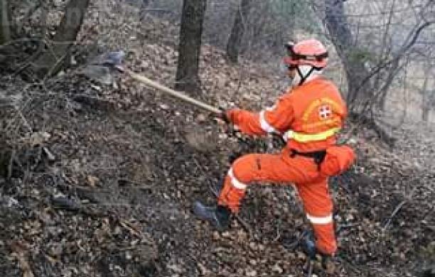 Torna il fuoco: allarme tra le case di Banda