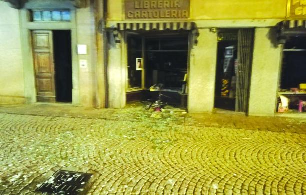 Boato nella notte a Oulx, saltano le vetrine