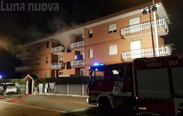S.Antonino, sabato di fuoco nel condominio: anziano intossicato, tre evacuati