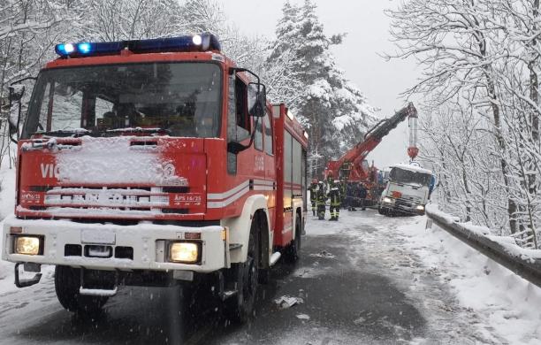 Neve “marcia”, caos sulle strade dell'alta valle