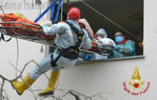 Avigliana, soccorsa con la gru dei pompieri