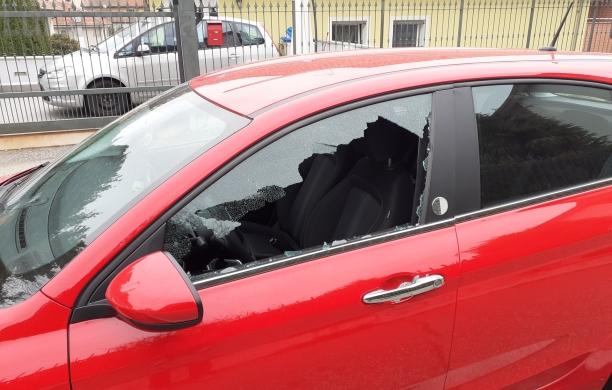 Rivoli, dieci auto danneggiate nella notte. "Servono le telecamere" 