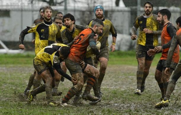 Placcati dall'avversario invisibile. Ma i leoni del rugby non si arrendono