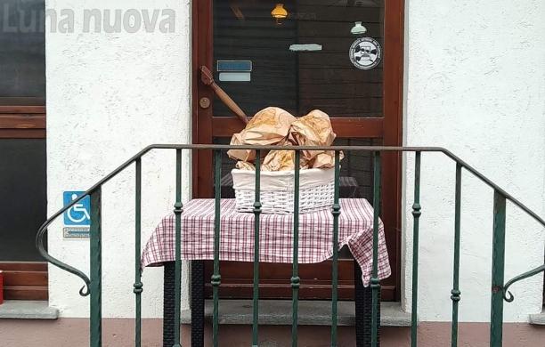 Meana, il ristorante mette a disposizione il pane gratis