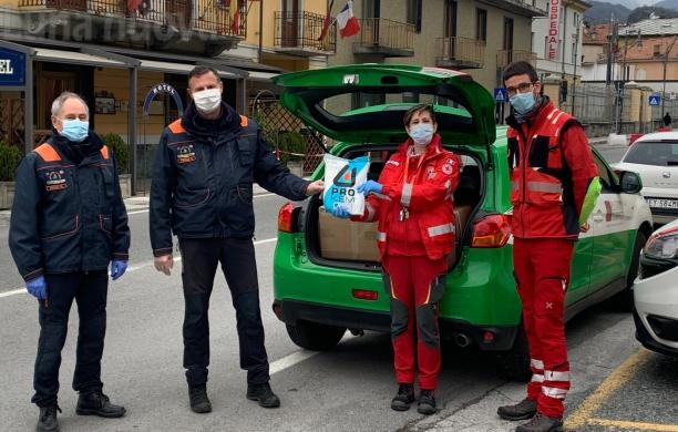 Gli Aib donano 100 tute anti contagio alla Croce Rossa