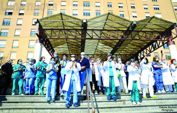 Rivoli: un lungo e commosso applauso per dire grazie a medici e infermieri