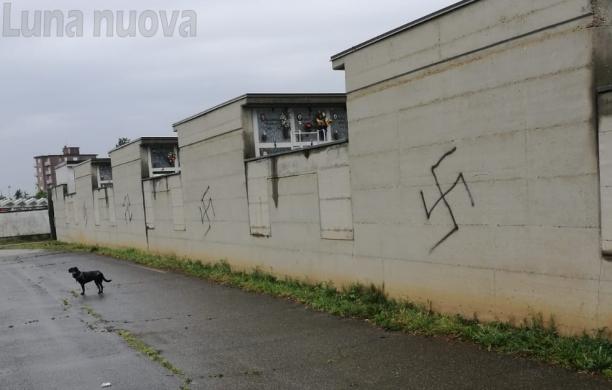 Beinasco, svastiche sul muro del cimitero