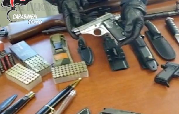 L'arsenale trovato dai carabinieri in casa dell'arrestato