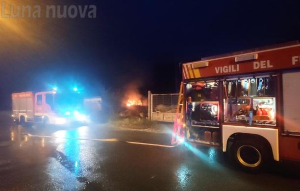 Fiamme nella notte, brucia un magazzino edile