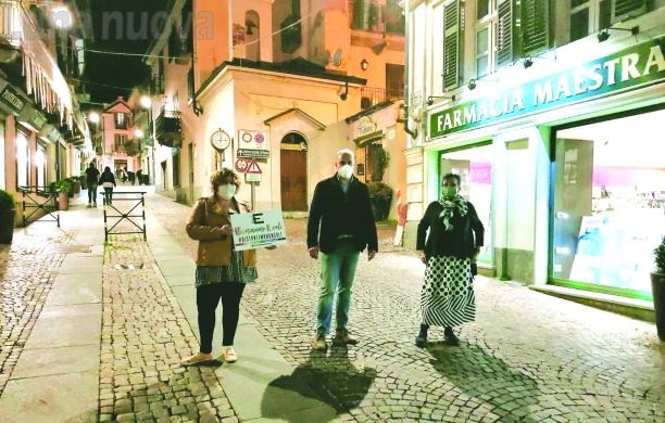Rivoli, flash-mob serale dei commercianti: «Ricordatevi di noi»