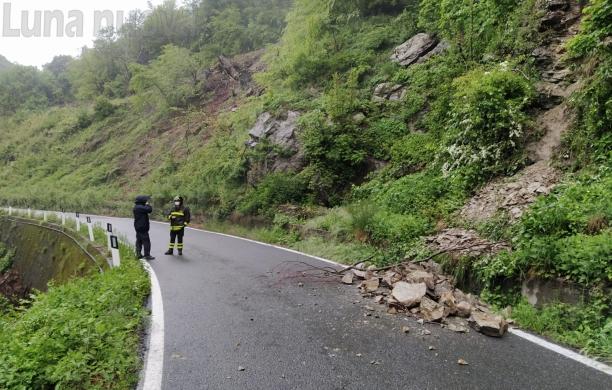 Condove: piccola frana sulla strada per Frassinere