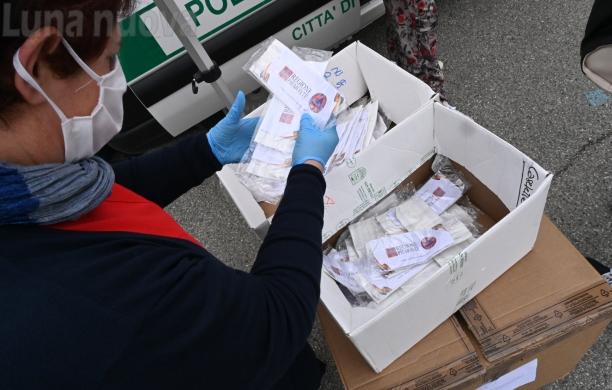 Avigliana, la distribuzione delle mascherine arriva in centro